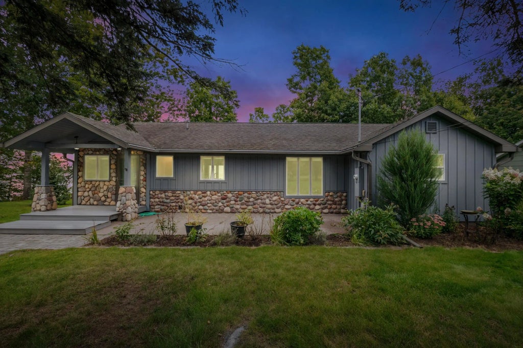 74520 Lakeshore Dr, Washburn