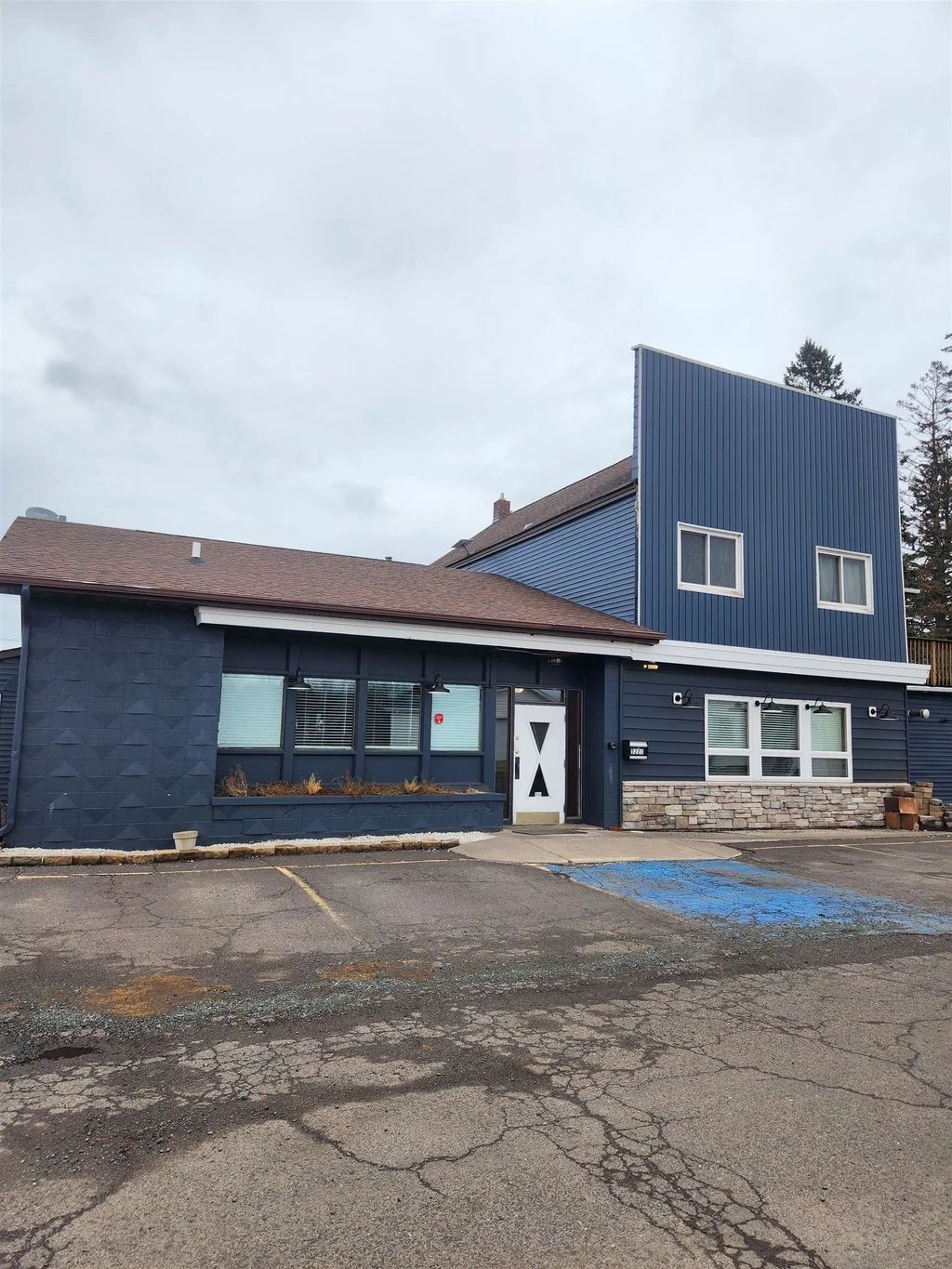 5221 E 4th St, Superior