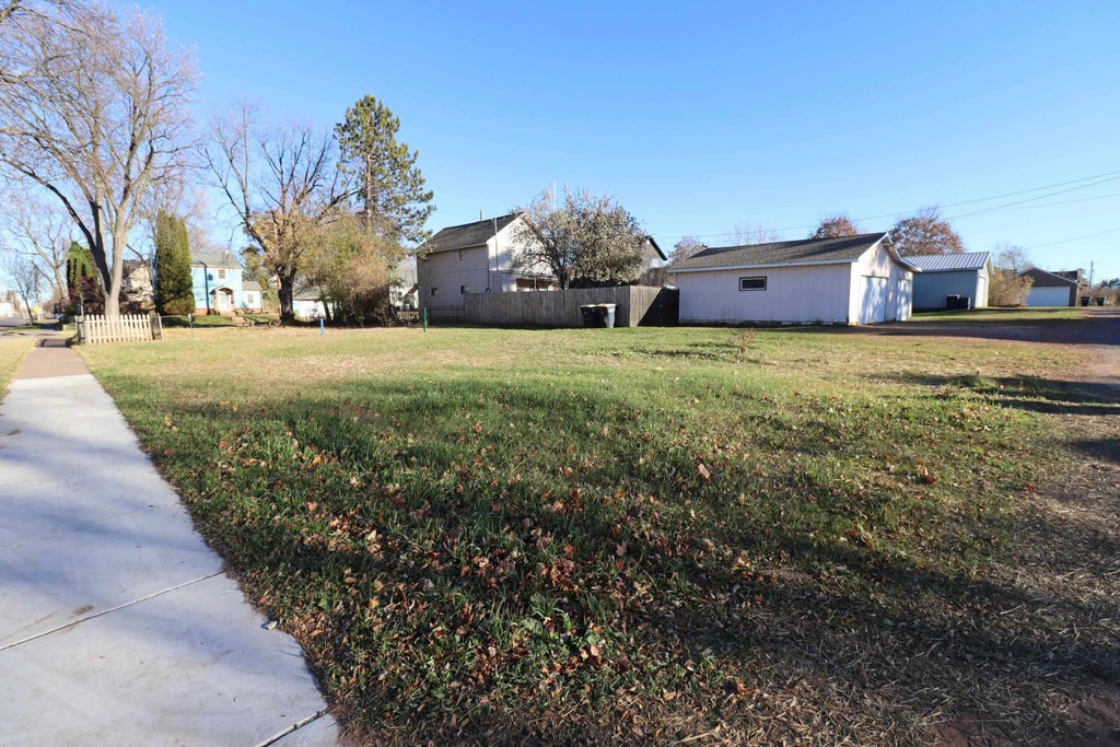 1104 3rd St W, Ashland