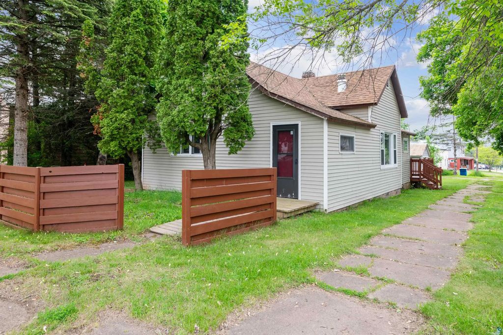 332 W Pine Street, Washburn