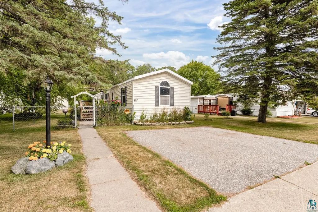 807 W Stowe St, Duluth