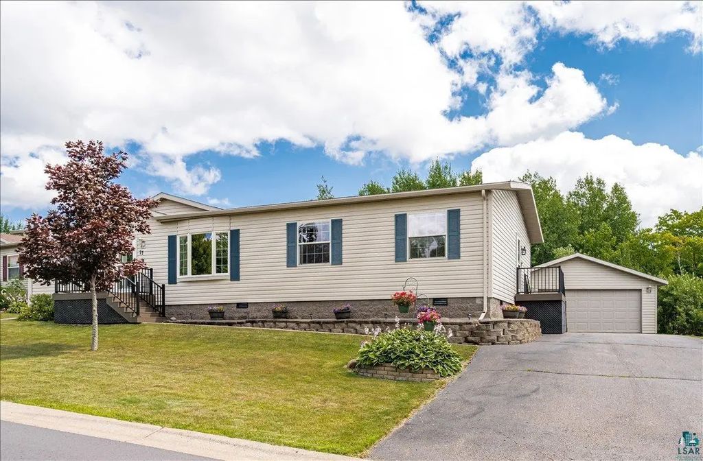 77 Arbutus Dr, Duluth