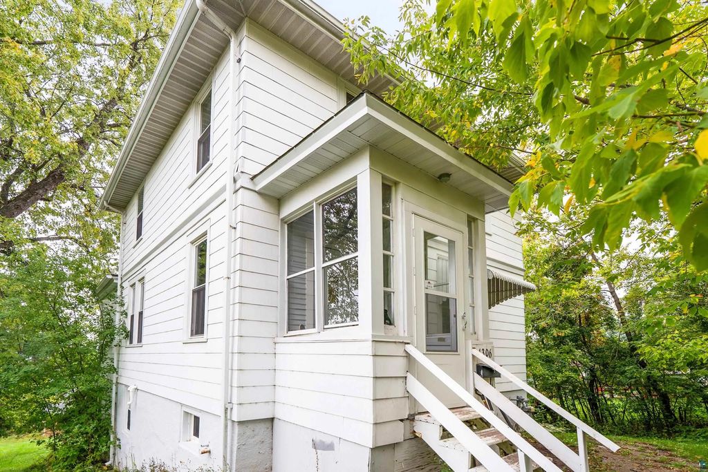 1306 E 11th St, Duluth