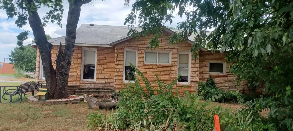 210 N Hill, COMANCHE