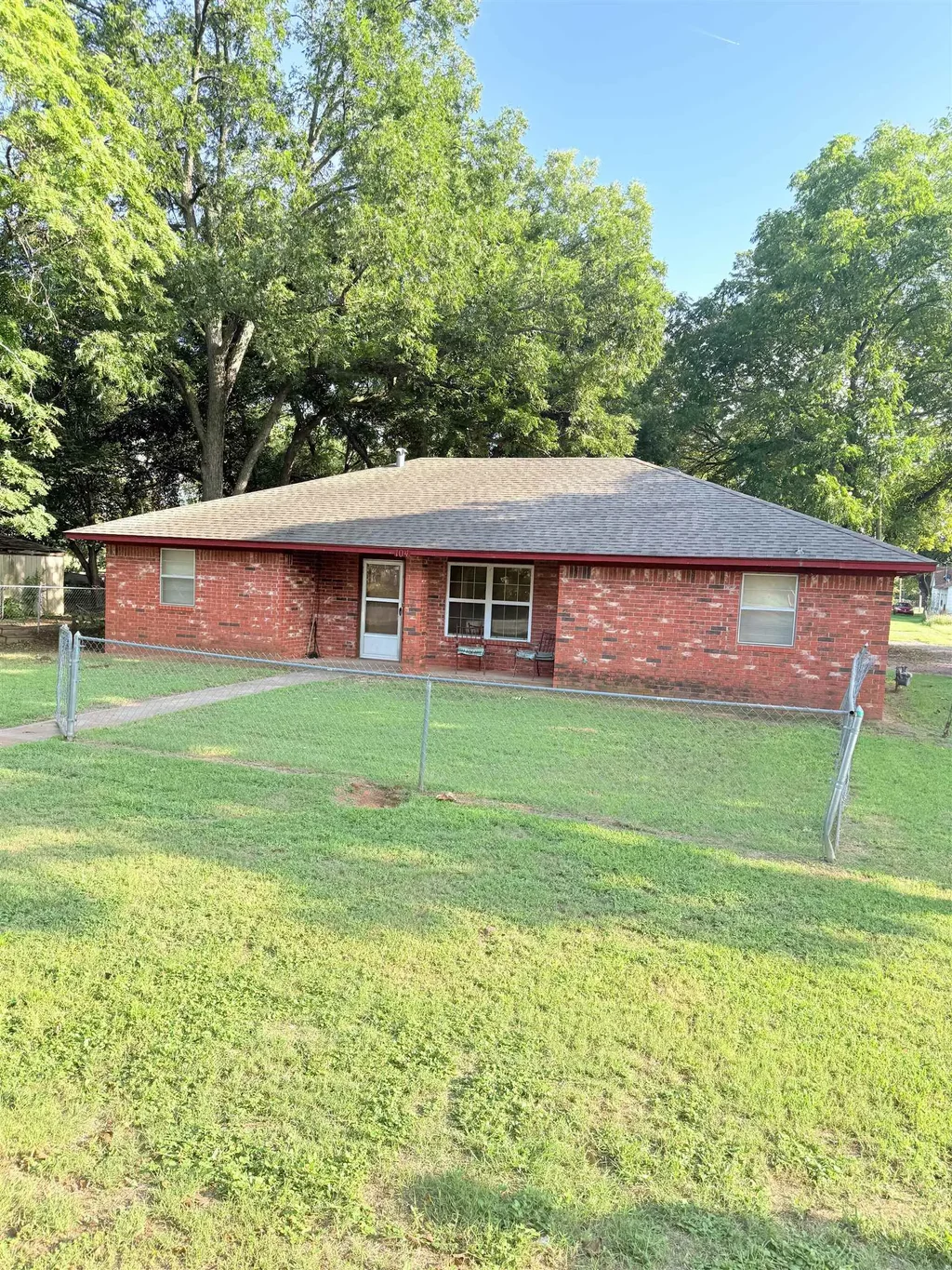 104 W Hill Ave, COMANCHE