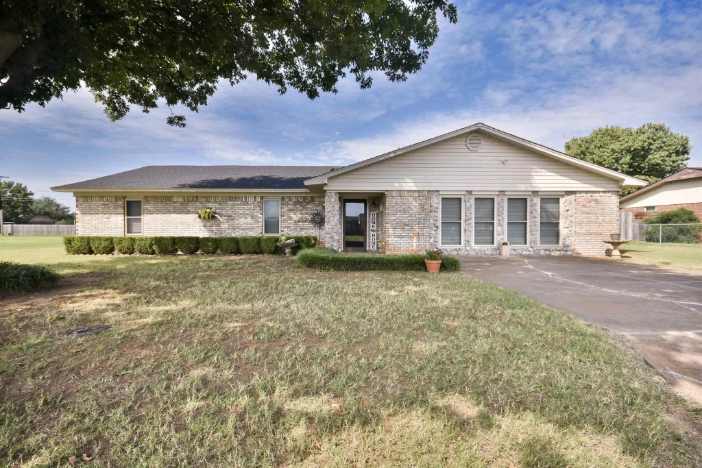 1004 Magnolia, WAURIKA