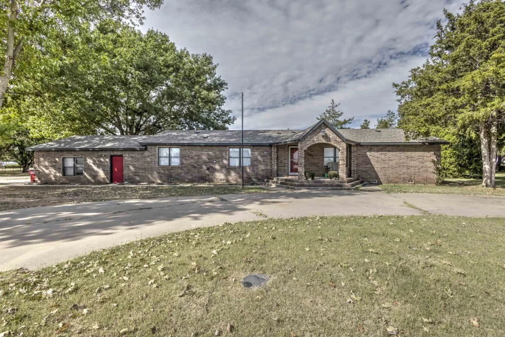 1202 N Pine, WAURIKA