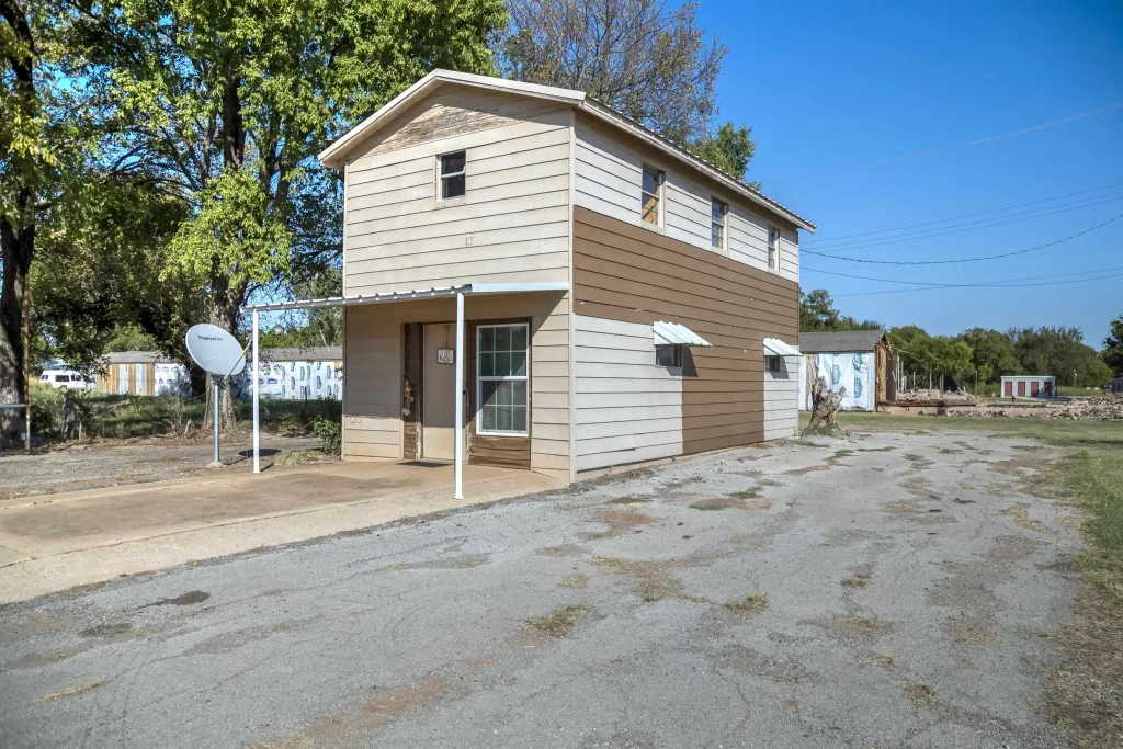 512 S 1st Street, WAURIKA