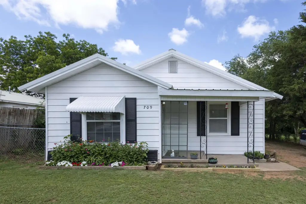 709 Hickory Ave., COMANCHE