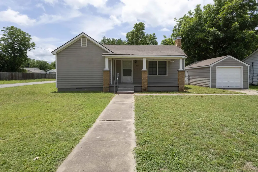 1902 W Ash Ave., DUNCAN