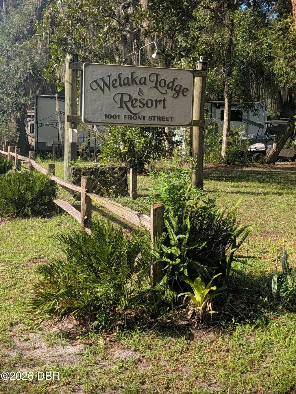 204 Village Drive, Welaka