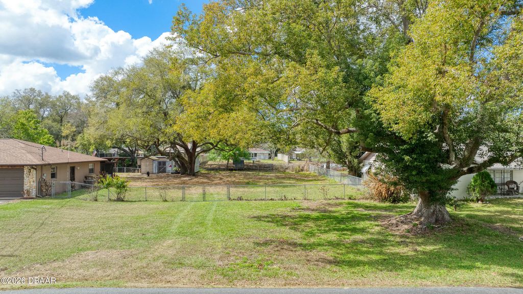 Lois Drive, Tavares