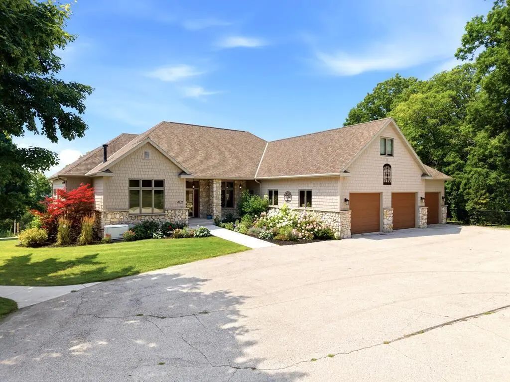 4725 Bluff Dr, Sturgeon Bay