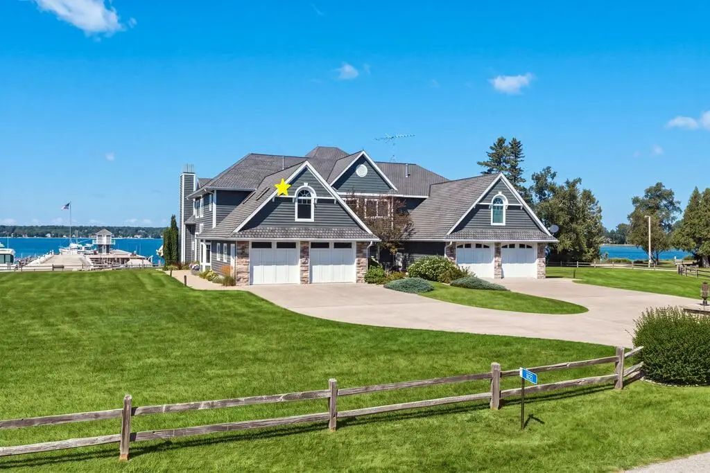 8121 Harbor Ln, Baileys Harbor