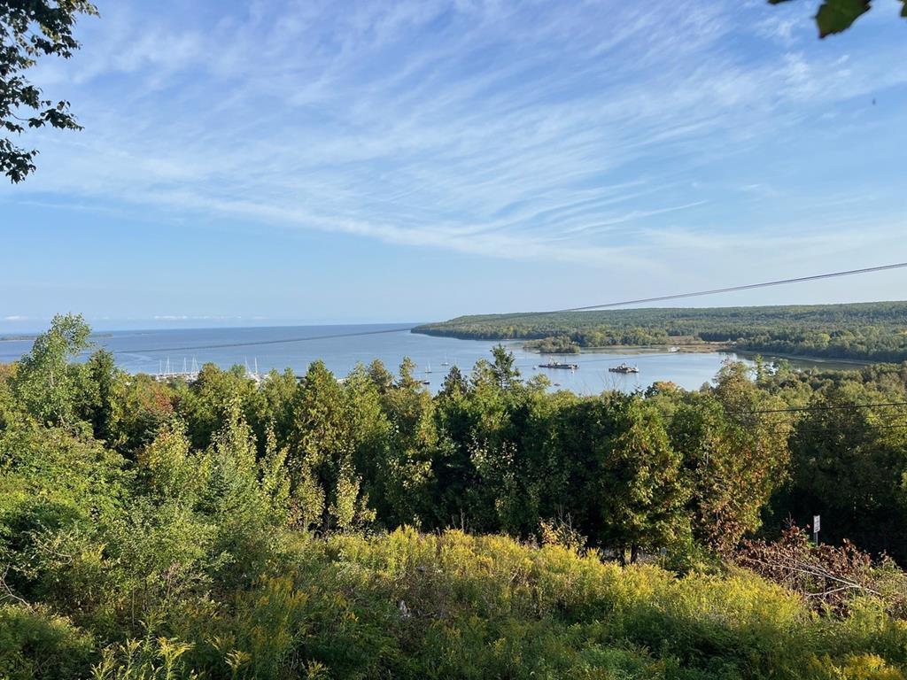 4142 Bluff Cr, Fish Creek