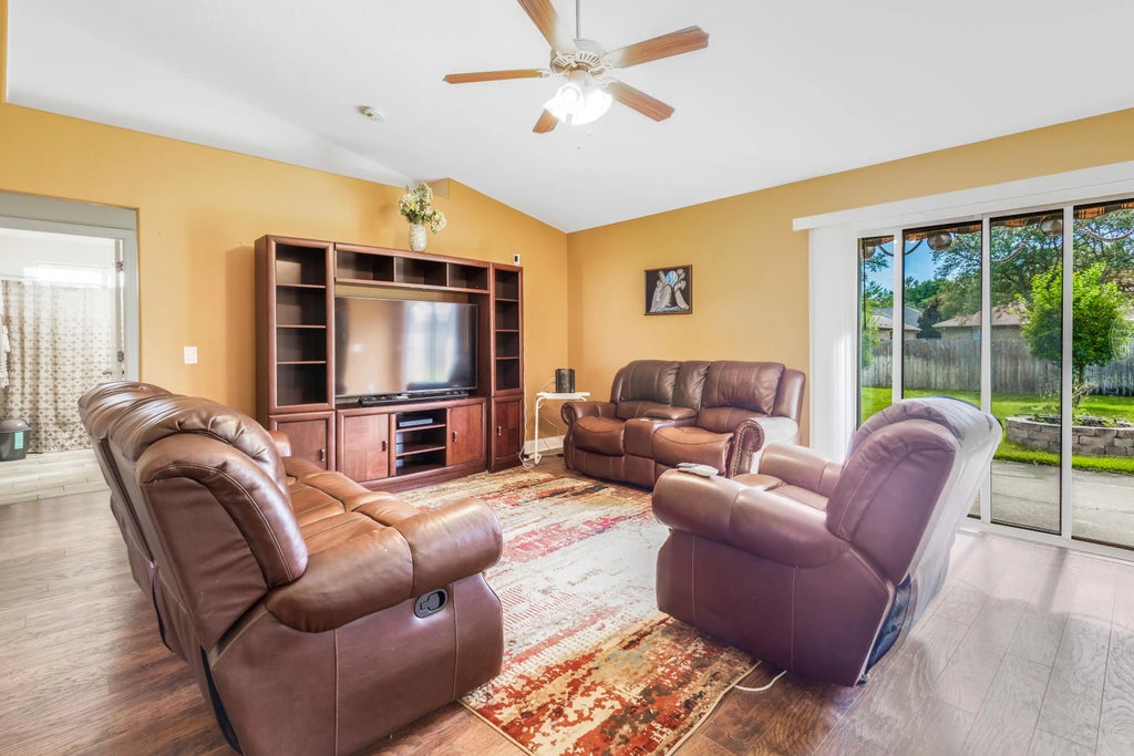 6 of 40 - 2546 Stormy Circle, Navarre, FL