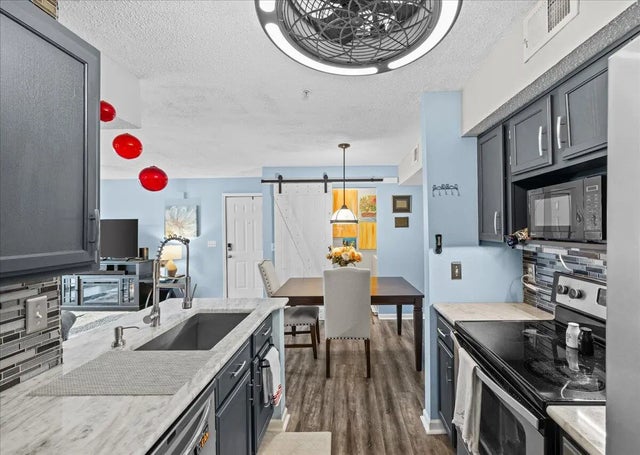 Photo of Listing #982327