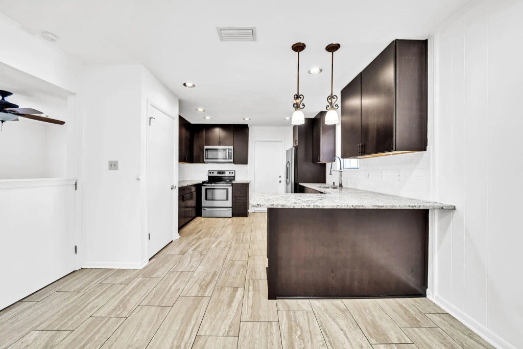 7 of 38 - 605 Sea Oats Drive, Destin, FL