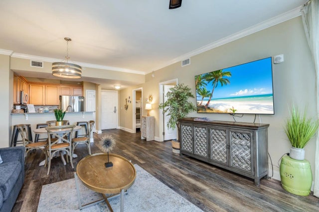 Photo of Listing #985842