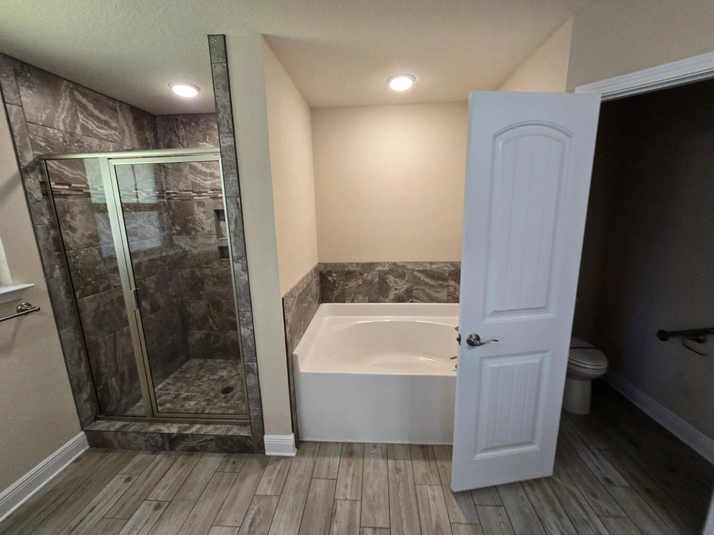 6 of 9 - 6846 Leisure St Street, Navarre, FL