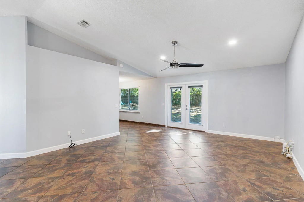 6 of 38 - 7933 Skyview Boulevard, Navarre, FL