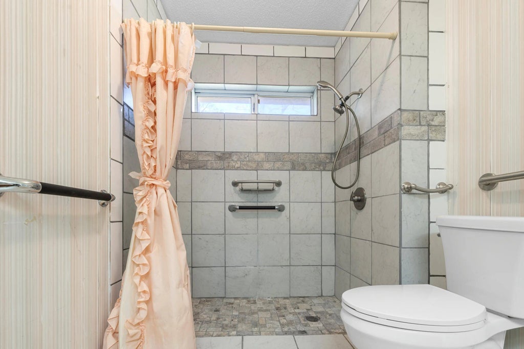 41 of 75 - 305 W Windward Cove, Niceville, FL