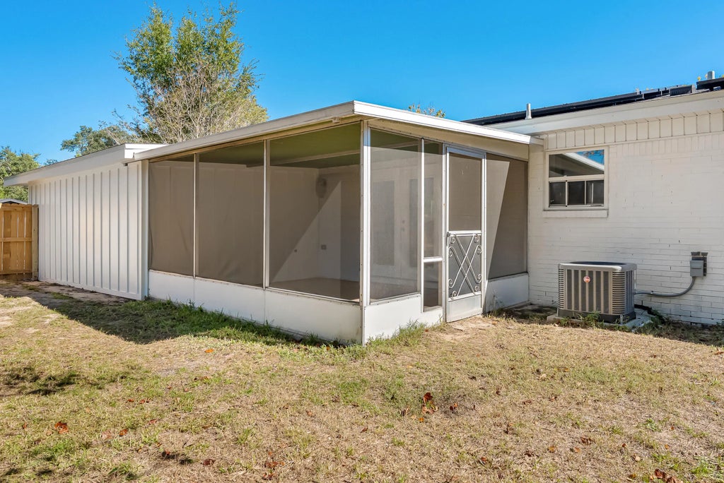 43 of 52 - 15 Oak Lane, Shalimar, FL