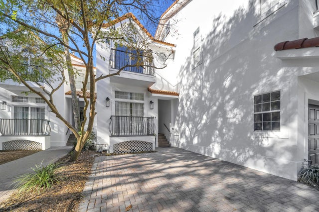 Photo of Listing #945986