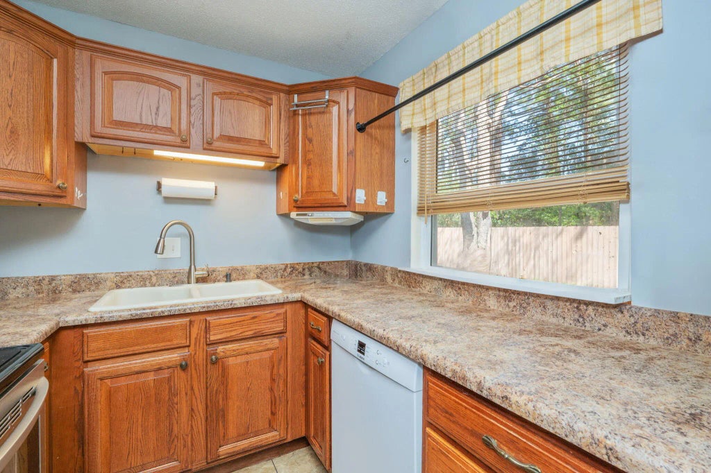 7 of 22 - 4 7th Street, Shalimar, FL