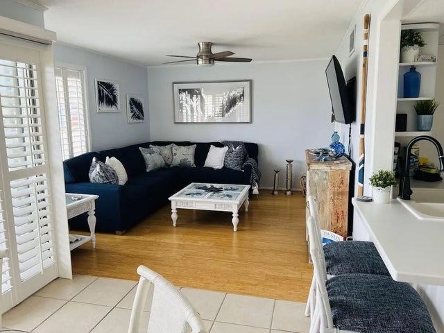 Photo of Listing #972101