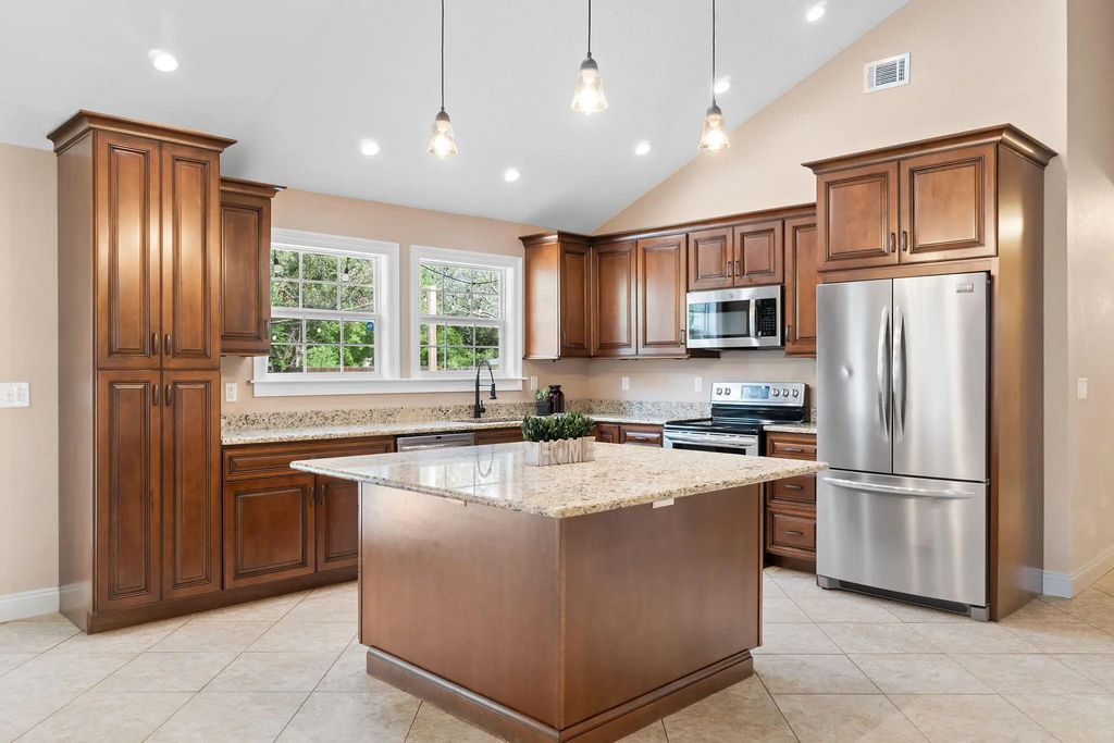 1836 Iris Lane, Navarre