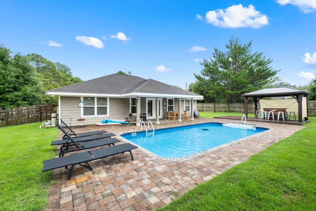 2571 Salamanca Street, Navarre