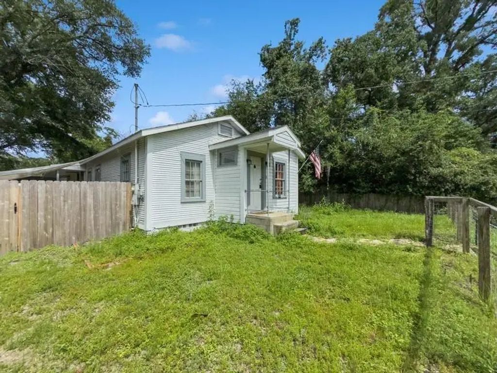 383 N Booker Street, Crestview