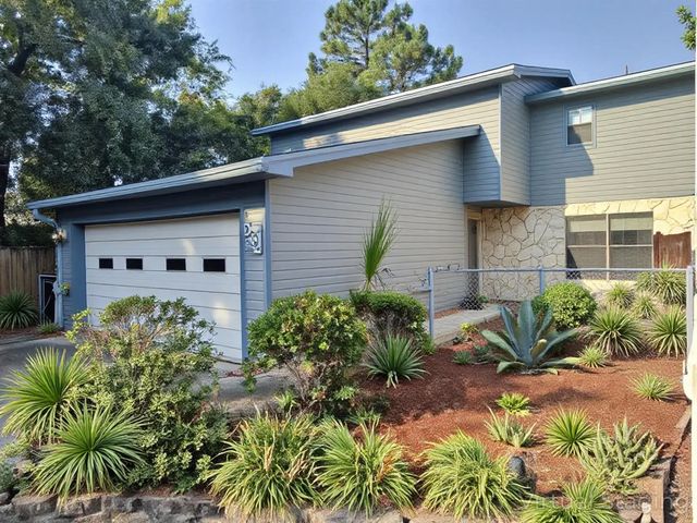 Photo of Listing #985736