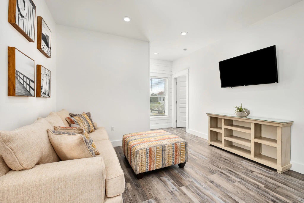 20 of 82 - 36 W Palm Beach Street, Miramar Beach, FL