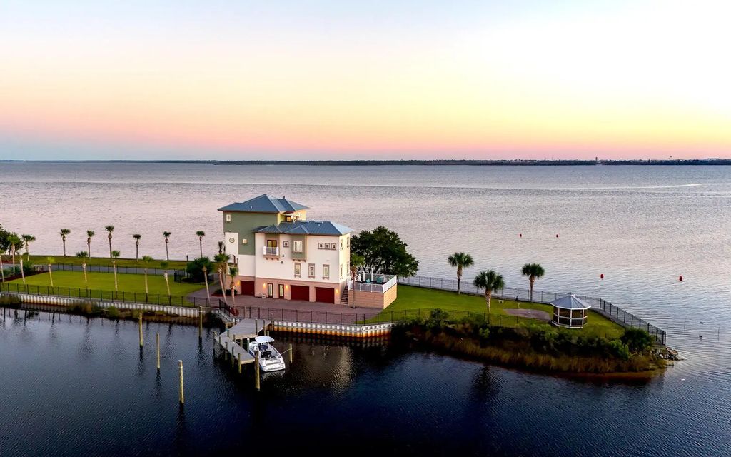 6701 Yacht Club Drive, Panama City