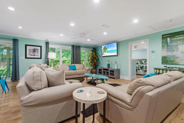 Photo of Listing #988355