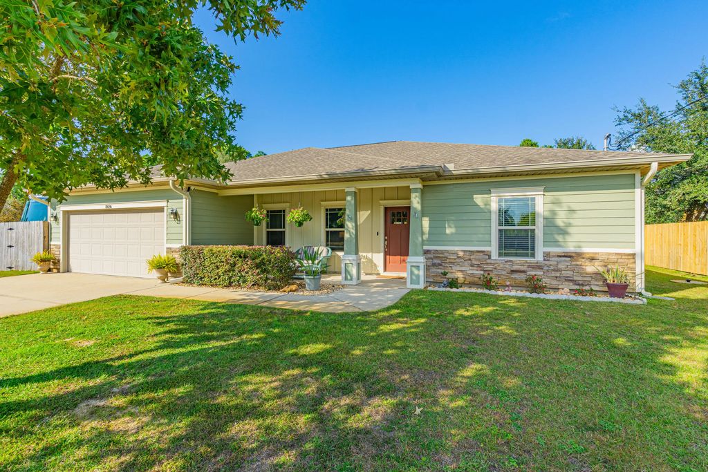 8686 El Paseo Street, Navarre