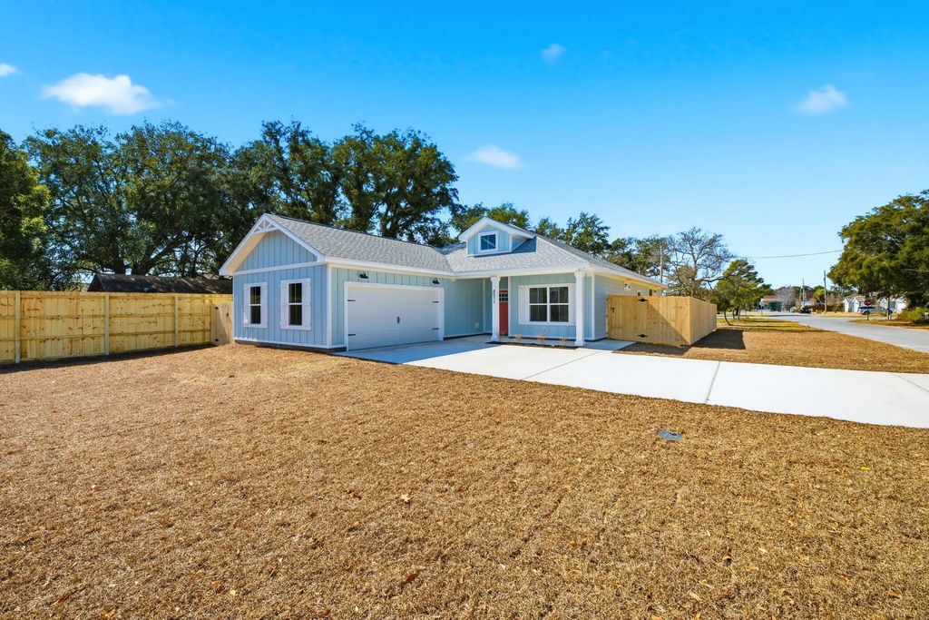 8511 Barrancas Street, Navarre