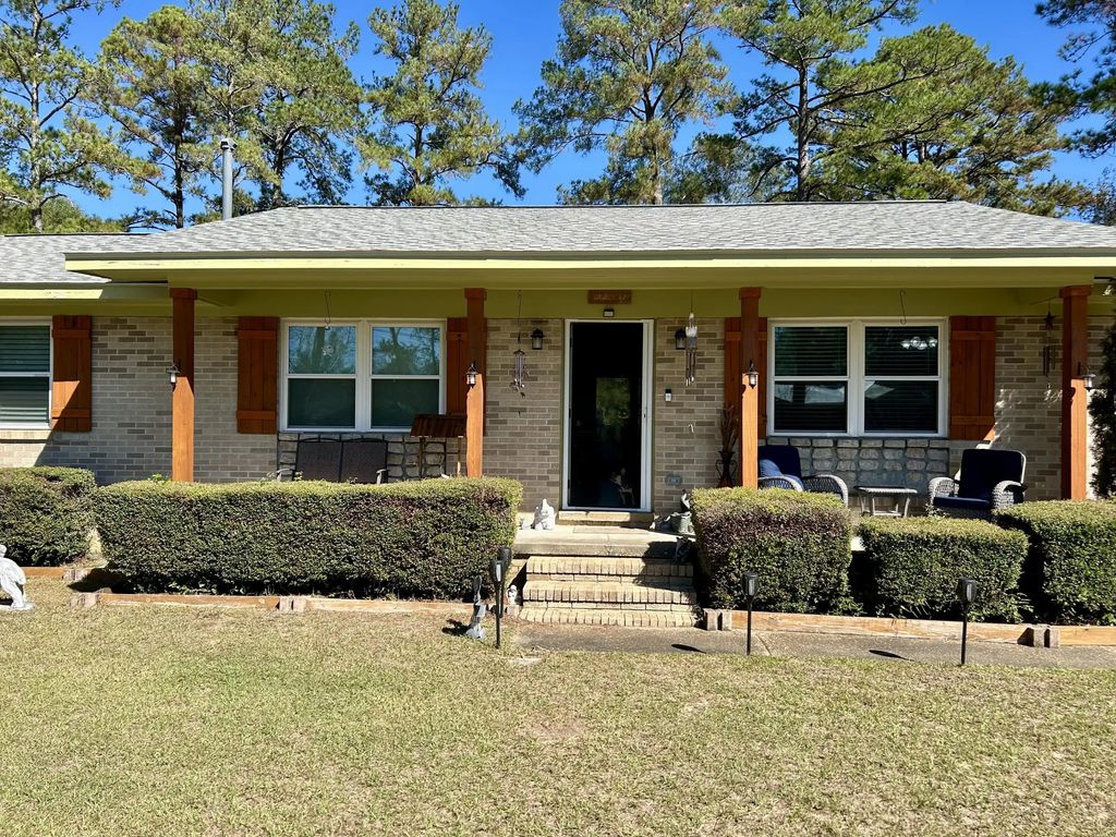 1133 Oak Avenue, Elba