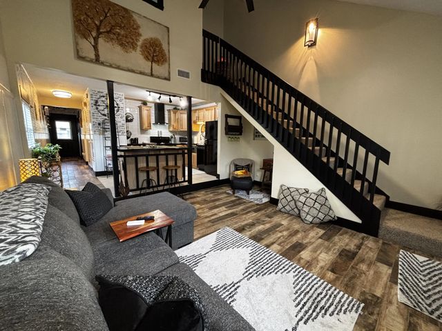 Photo of Listing #990285