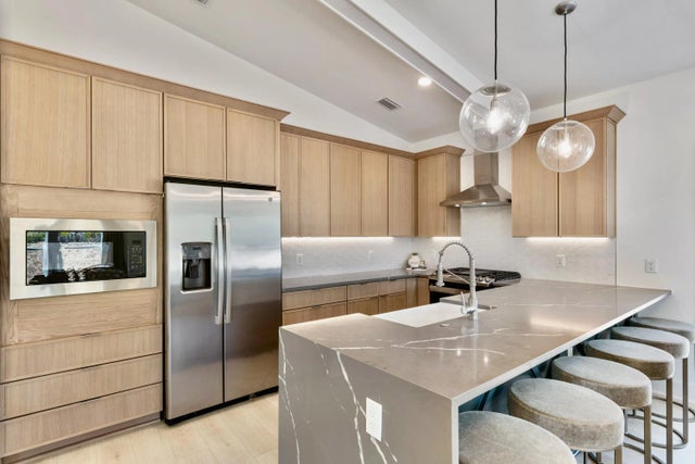 Photo of Listing #990316