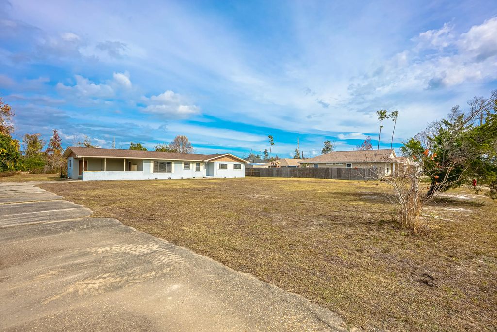 3121 Douglas Road, Panama City