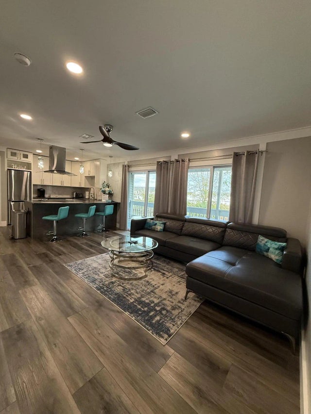 Photo of Listing #993789