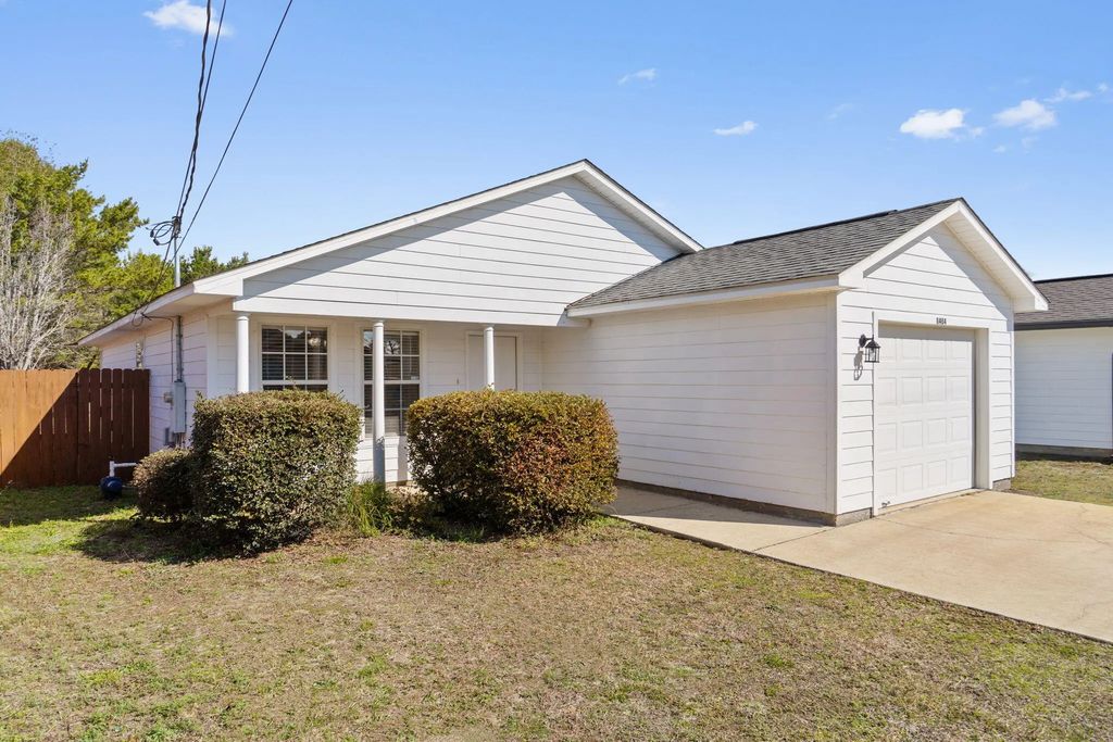 8484 Barrancas Street, Navarre