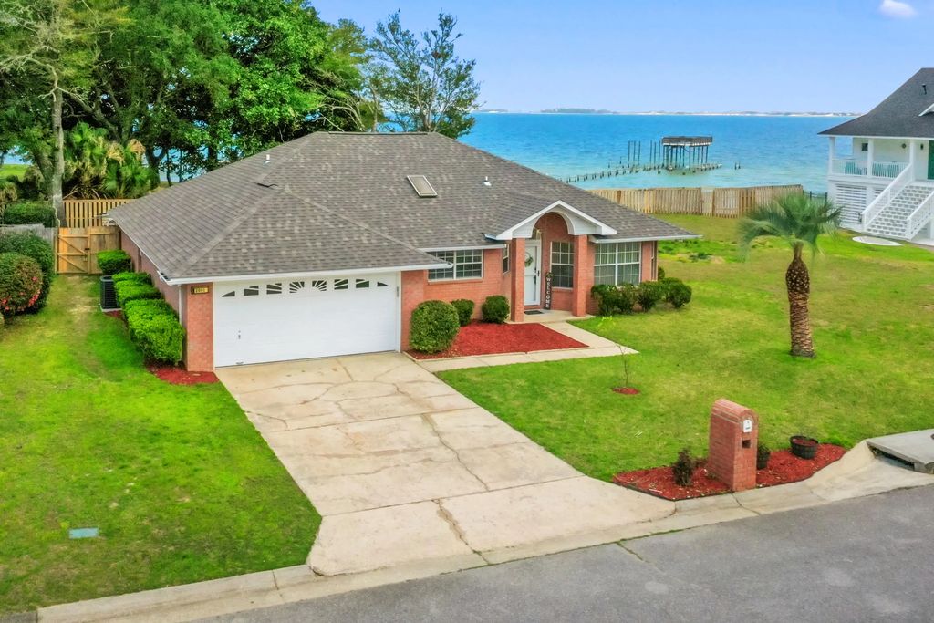 2001 Jessica Way, Navarre