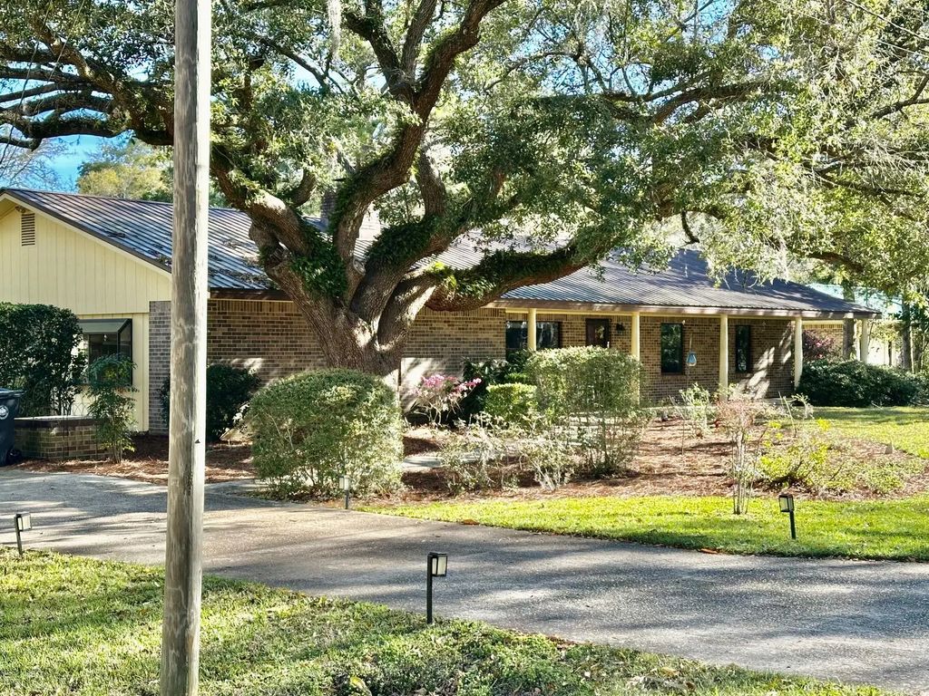 444 Pitts Bayshore Drive, Freeport