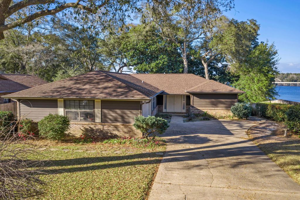630 Sailboat Drive, Niceville