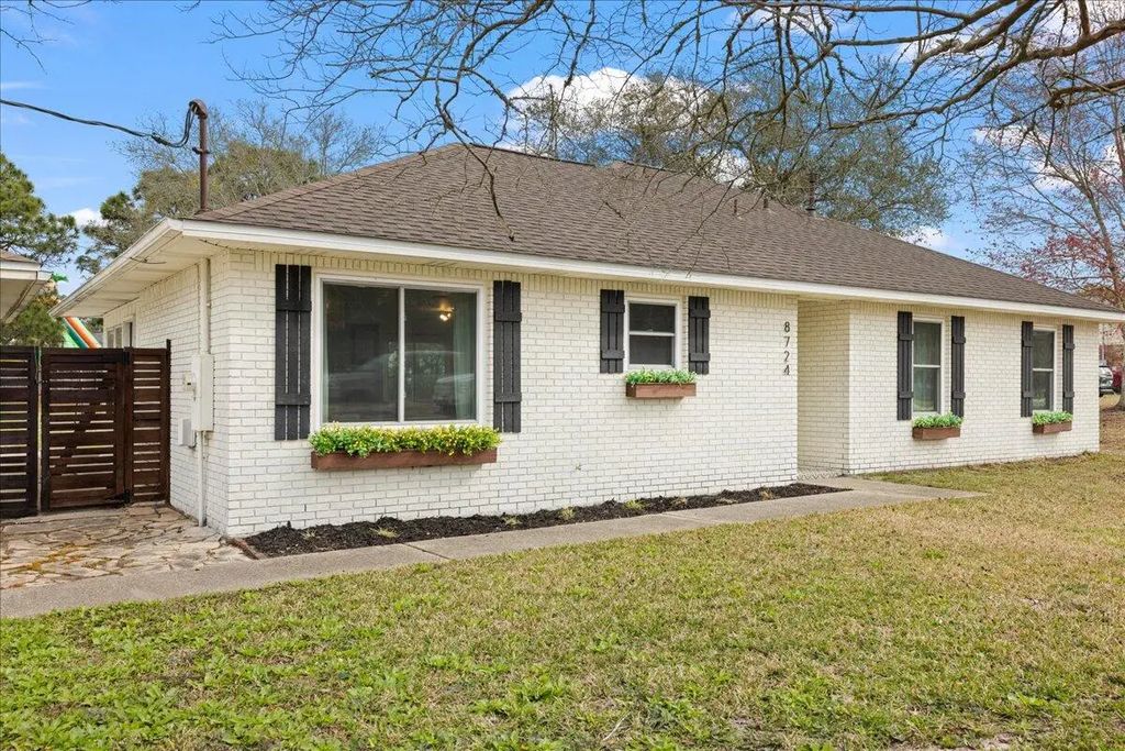 8724 Laredo Street, Navarre