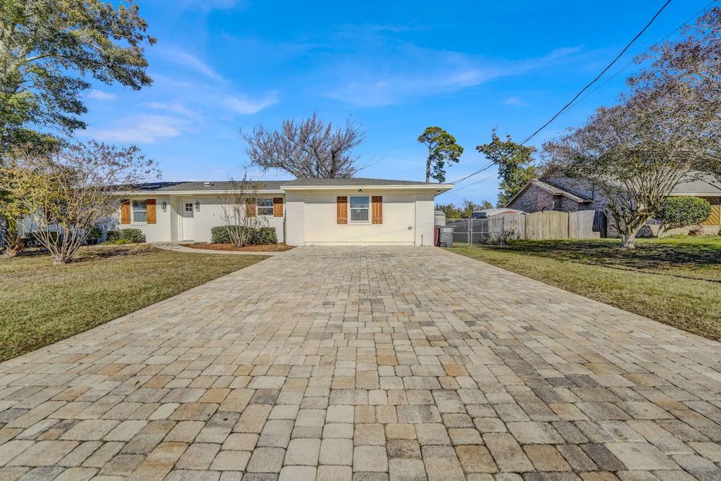 1851 Airport Circle, Panama City